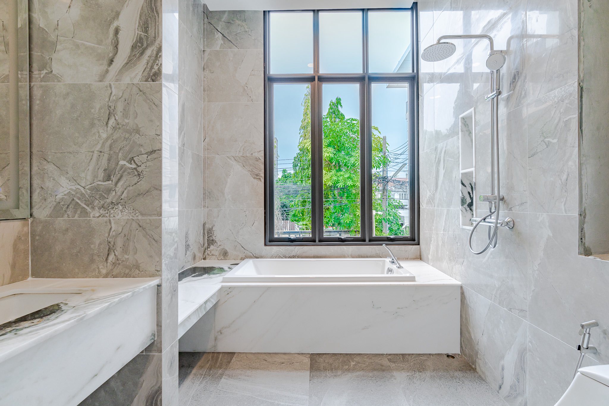 ทาวน์เฮ้าส์ 2 ชั้น ใจกลางเอกมัยซอย 12 เพียง 2 นาทีถึงทองหล่อ - Image 3