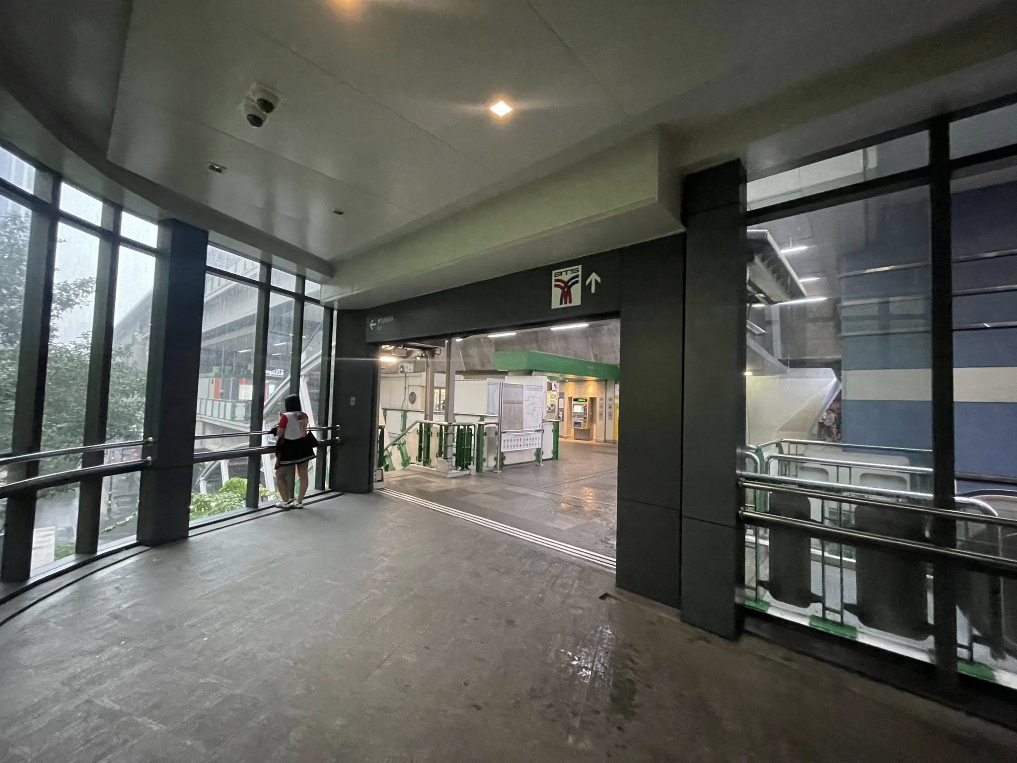 Q1 Sukhumvit Ultra-convenience Direct access to Nana BTS sky train - Image 10
