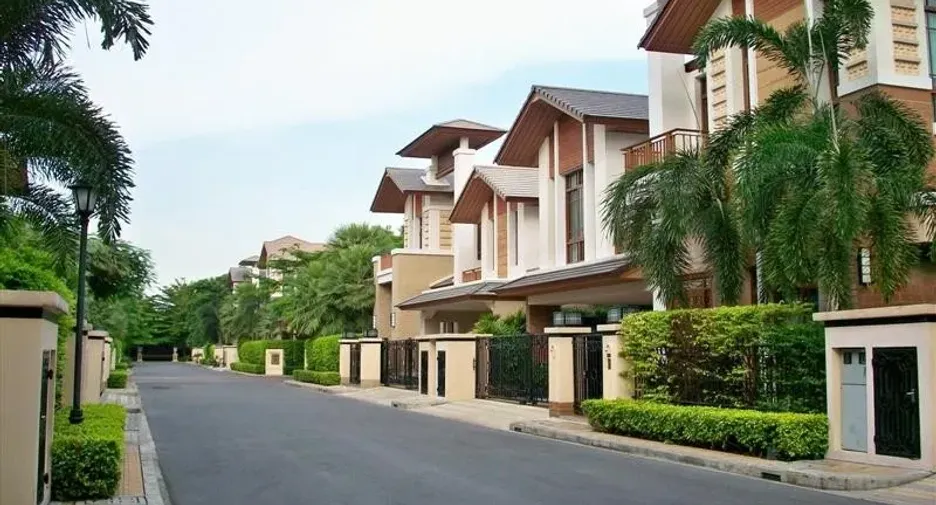 Detach house with private pool in the compound at Sukhumvit - Image 2