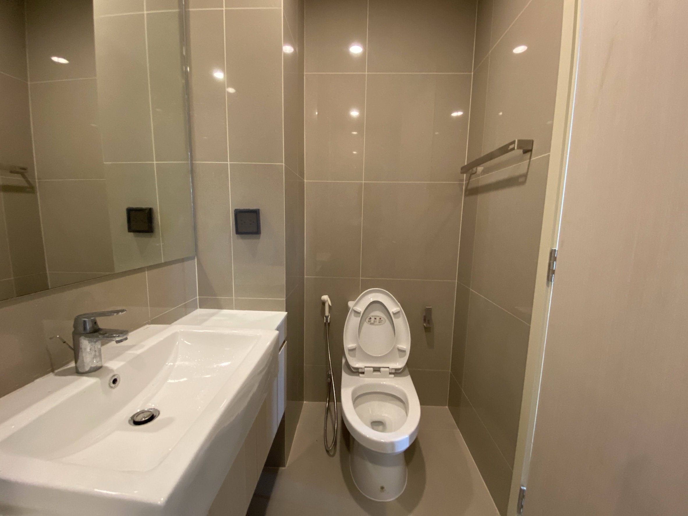 Luxury 2-Bedroom Duplex Condo for Rent in Asoke - Image 10