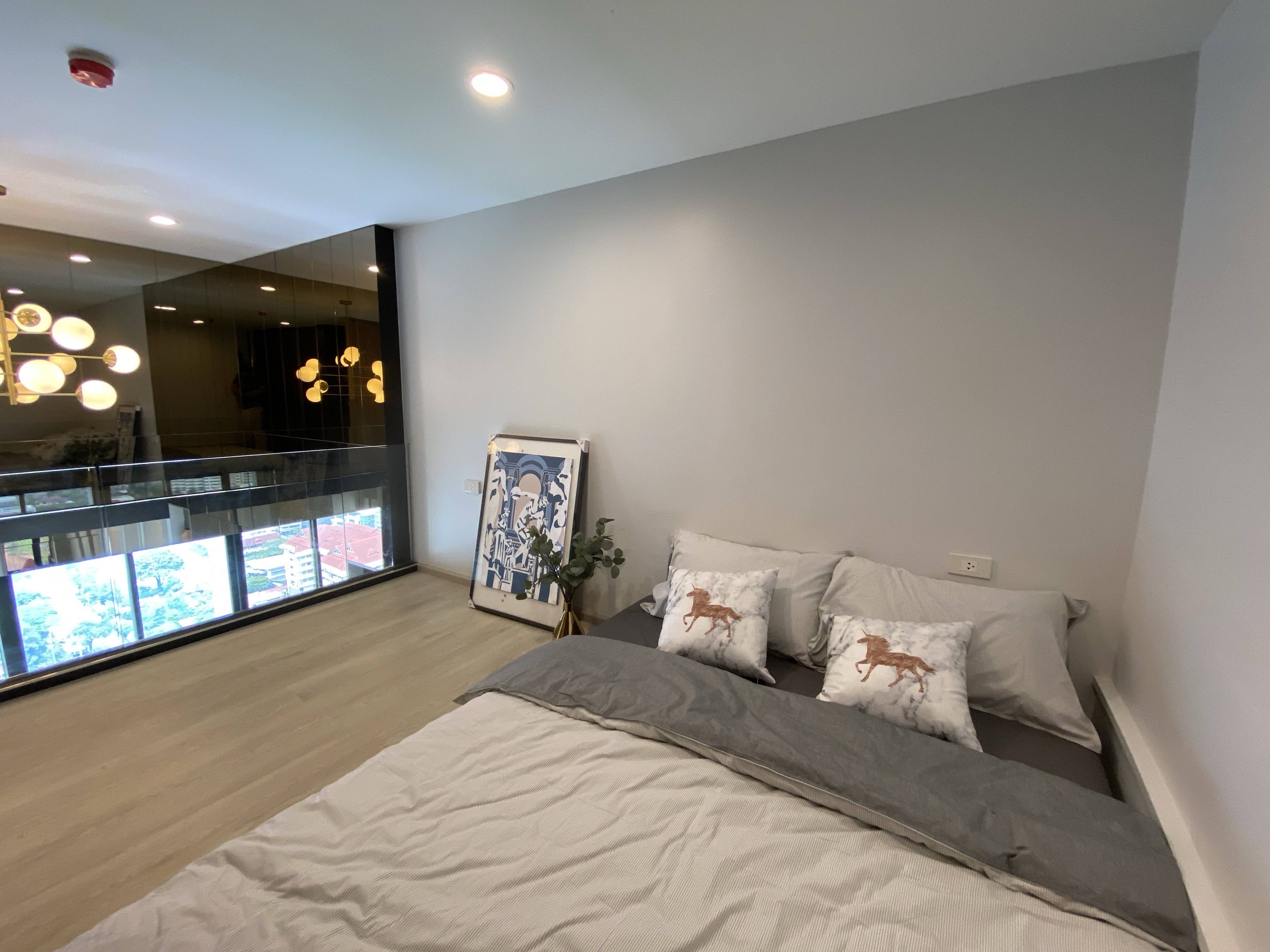 Luxury 2-Bedroom Duplex Condo for Rent in Asoke - Image 5