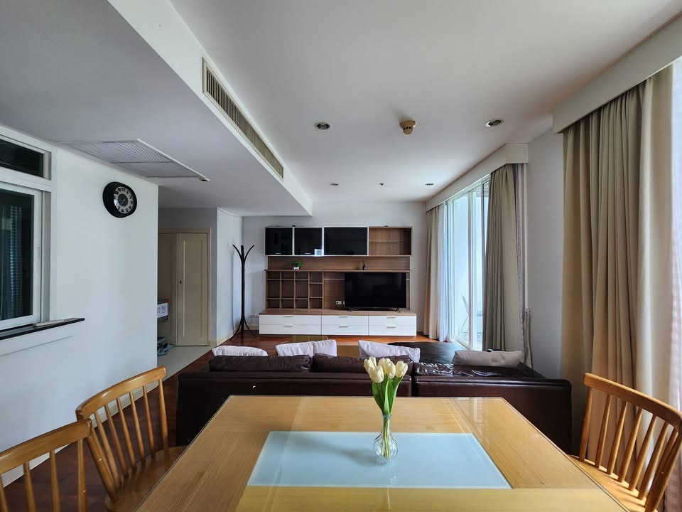 Condo with HUGE Balcony FOR RENT Phrom Phong - Image 6