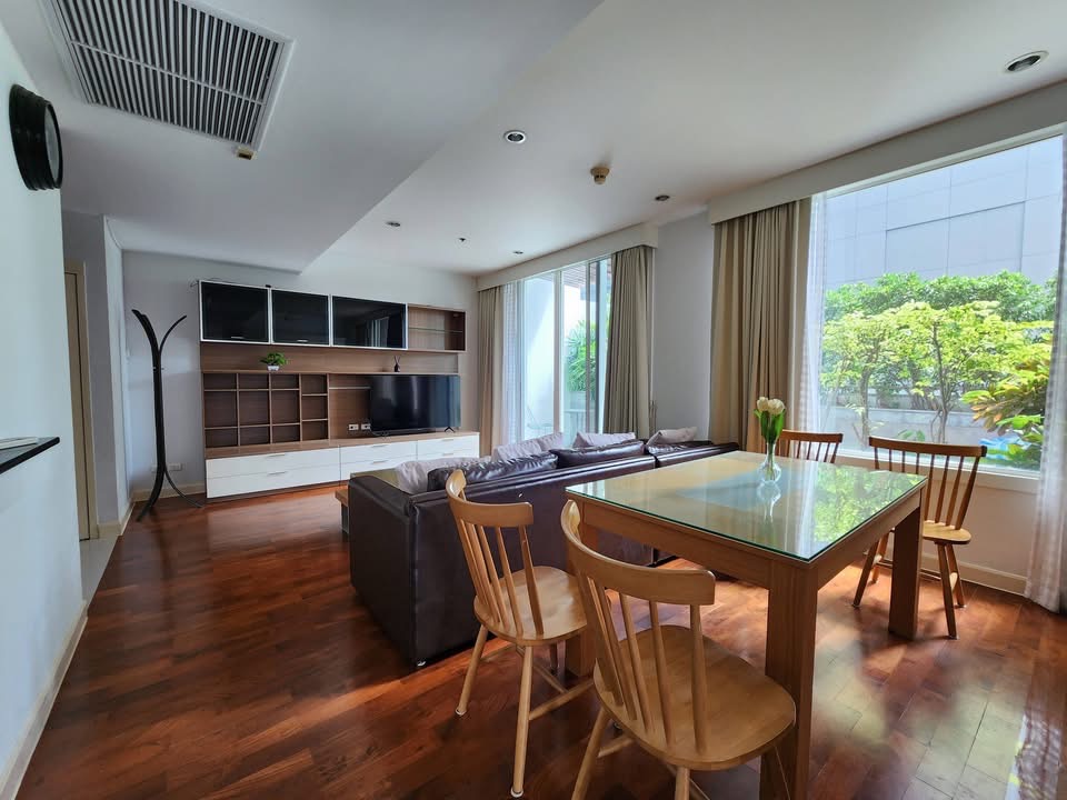 Condo with HUGE Balcony FOR RENT Phrom Phong - Image 5