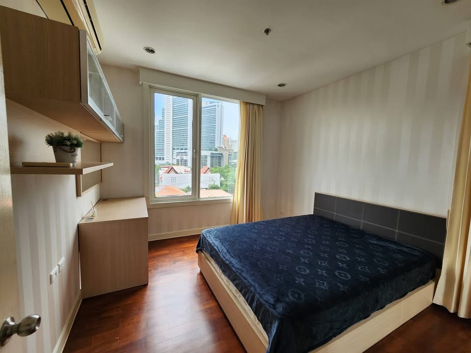 Condo with HUGE Balcony FOR RENT Phrom Phong - Image 4