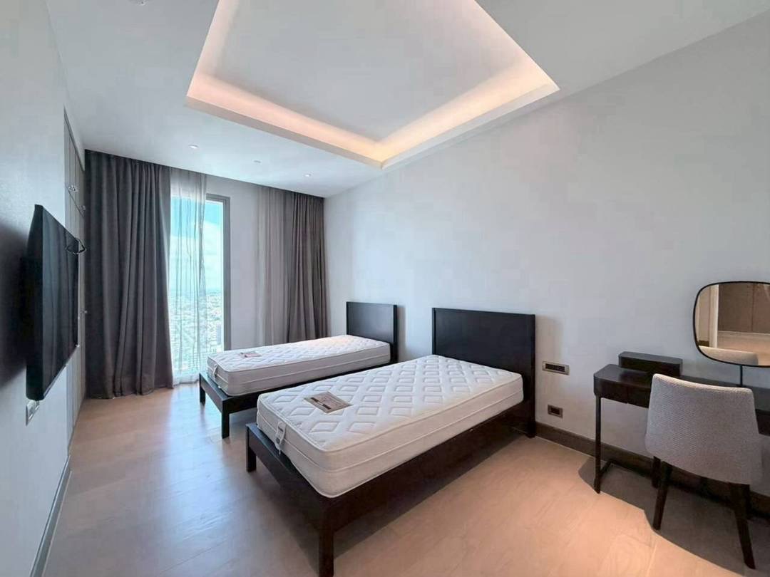 The Pinnacle of Riverside Luxury - Image 8
