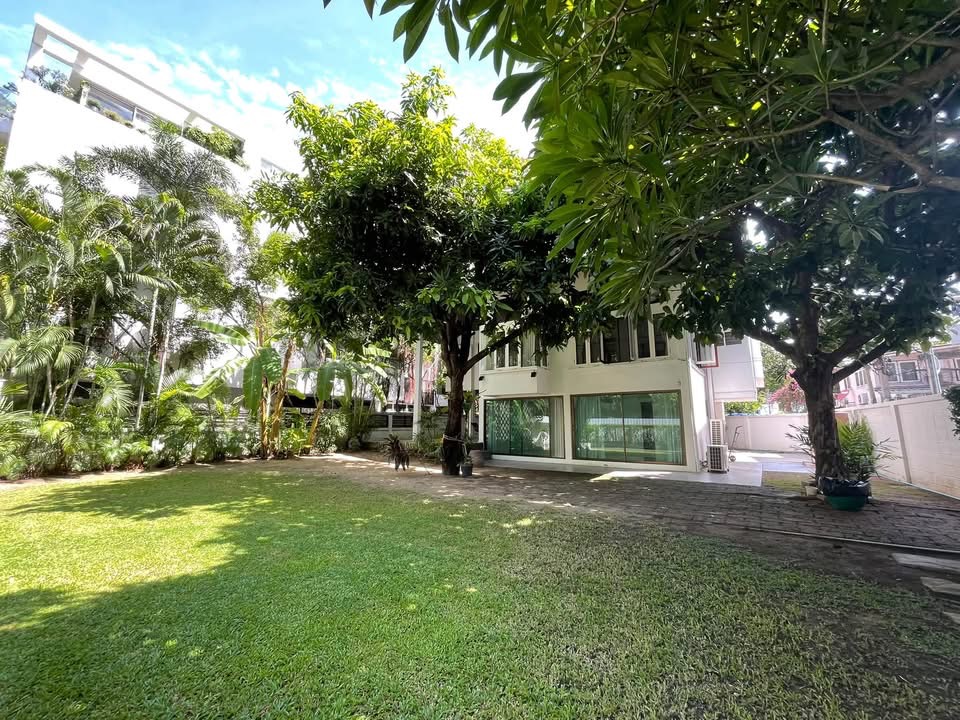 Rare House for Sale in Ruamrudee, Ploenchit Bangkok - Image 2