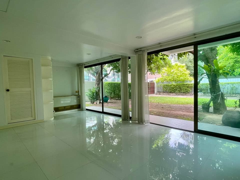 Rare House for Sale in Ruamrudee, Ploenchit Bangkok - Image 3