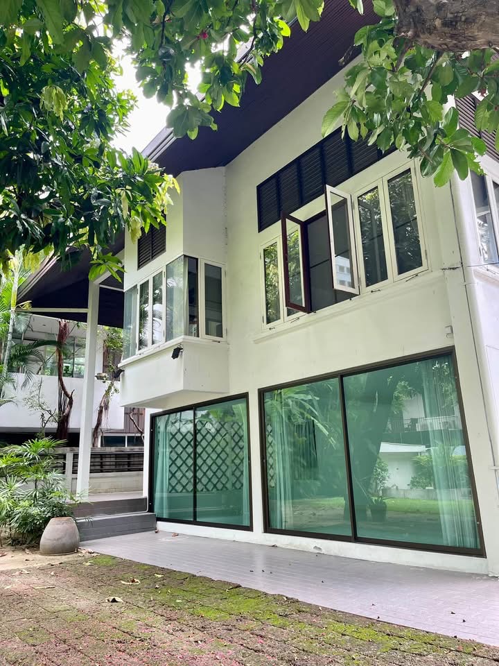 Rare House for Sale in Ruamrudee, Ploenchit Bangkok - Image 5