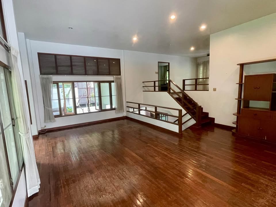 Rare House for Sale in Ruamrudee, Ploenchit Bangkok - Image 7