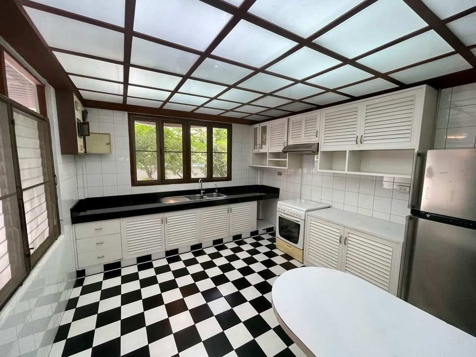 Rare House for Sale in Ruamrudee, Ploenchit Bangkok - Image 6