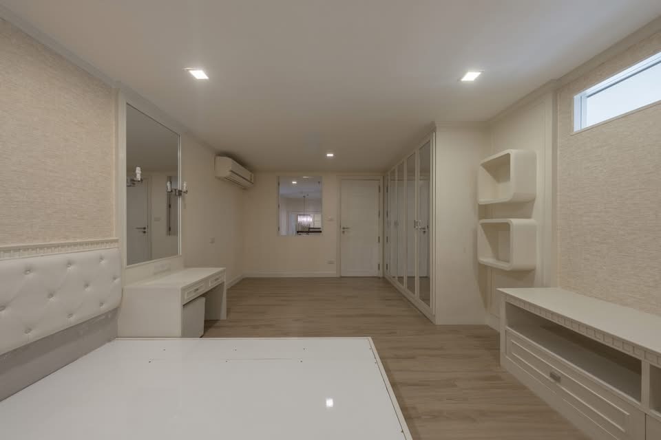 Spacious Luxury Home Office at The Emporio Place | Sukhumvit 24 - Image 6